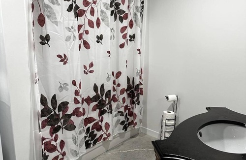 Frontenac Apartment | La Madeleine, Appartement Rez-de-Jardin parfait pour travail ou loisir.