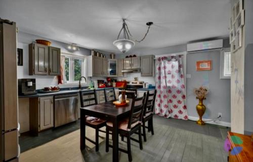 Sainte-Anne-de-Sabrevois House | La maison 4 Seasons, Summer-room