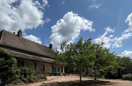 Saint-Marcelin-de-Cray House | La Maison de Command, Gîte Pour 6 Personnes en Campagne, Avec Piscine