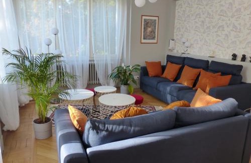 Lons-le-Saunier Apartment | La Maison, 4 appartements 3 étoiles climatisés au centre ville avec jardin proche du Parc et des Thermes