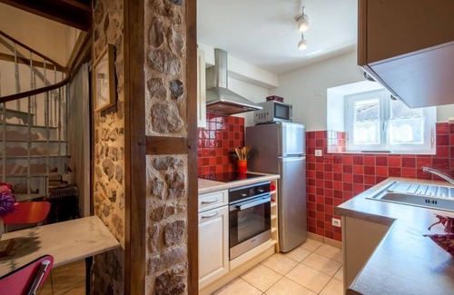 Montagny-sur-Grosne House | La Maison aux Pierres Levées