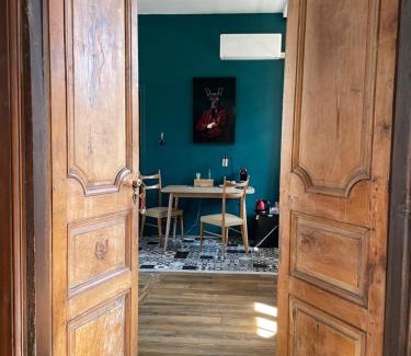 Tarbes House | La Maison aux murs anciens et ses chambres