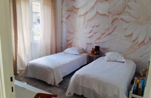 Le Riols House | La maison aux volets bleus