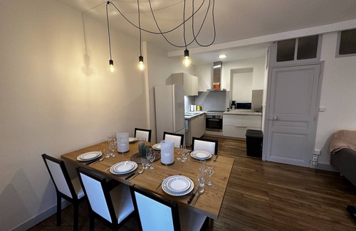 Vic-sur-Cere House | La Maison Blanche - Maison de Ville au Centre Village Montages - 15 min au ski
