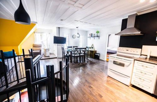 Quartier 5-4 Apartment | La Maison bleue des Artistes