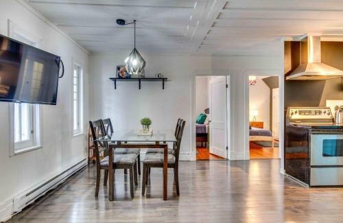 Quartier 5-4 Apartment | La Maison bleue des Artistes