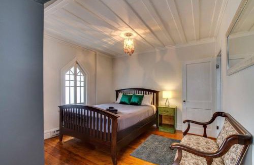 Quartier 5-4 Apartment | La Maison bleue des Artistes