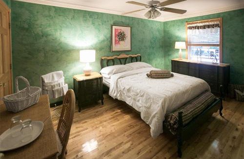 Saint-Hermenegilde Bed & Breakfast | La Maison Bleue du Lac Wallace