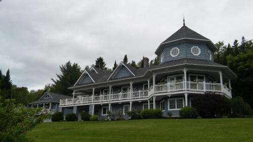 Saint-Hermenegilde Bed & Breakfast | La Maison Bleue du Lac Wallace