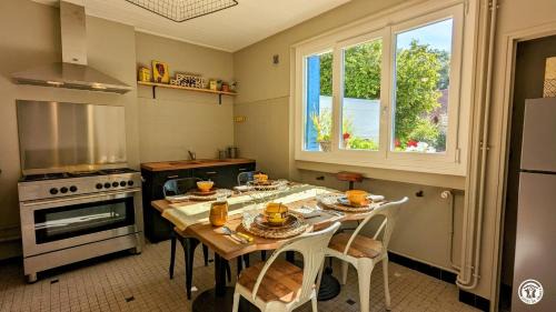 Tillenay House | La Maison Bleue