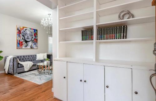 Kensington-Cedar Cottage House | La Maison