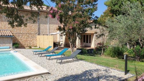 Saint-Victor-la-Coste House | La Maison d'Isidore - Gîte 6 personnes avec climatisation, piscine et jardin clos