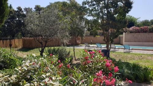 Saint-Victor-la-Coste House | La Maison d'Isidore - Gîte 6 personnes avec climatisation, piscine et jardin clos