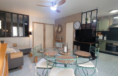 Meze Apartment | La Maison d'Isa Meze ground floor apartment 50m from the port and 150m from the beach classified 2 *.