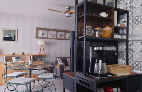 Meze Apartment | La Maison d'Isa Meze ground floor apartment 50m from the port and 150m from the beach classified 2 *.