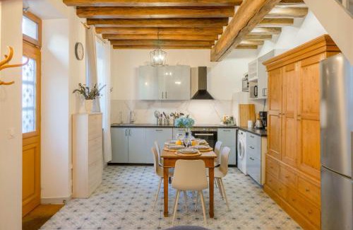 Bourgogne Villa | La Maison de Jeanne - Cœur Historique d'Orléans avec parkings privés - classée 3 étoiles