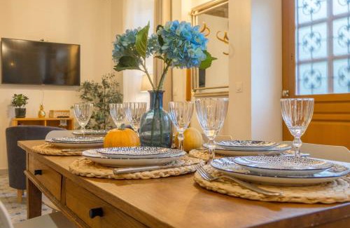 Bourgogne Villa | La Maison de Jeanne - Cœur Historique d'Orléans avec parkings privés - classée 3 étoiles