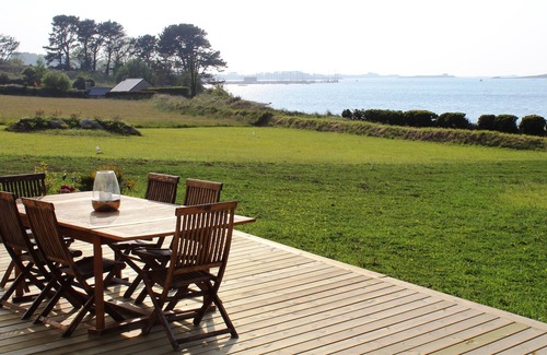 Landeda House | La Maison de l'Aber, at the edge of Aber Wrach, sea view