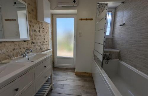 Magnac-Lavalette-Villars House | La Maison De Mon Enfance et son Studio
