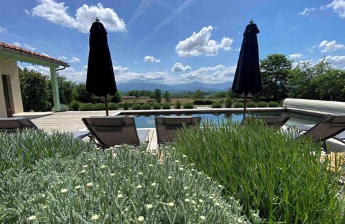 Castillon-de-Saint-Martory House | La Maison des 3 Chouettes; complete accommodation