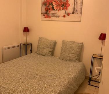 Plateau - Mont-Valerien Apartment | La Maison des roses
