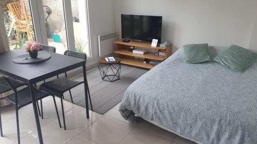 Plateau - Mont-Valerien Apartment | La Maison des roses
