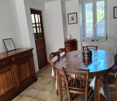 Manhac House | La Maison des Rosiers
