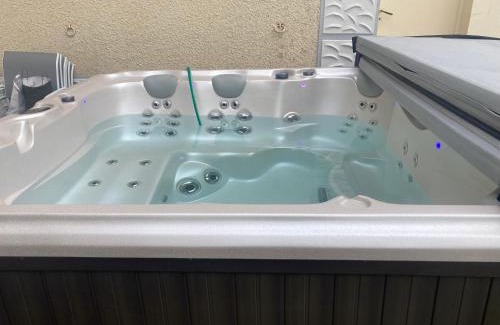 Ledeuix House | La Maison du soleil L Aulhere 3 étoiles ,Maison familiale 6-7 personnes, Jacuzzi , Massages bien-être en option