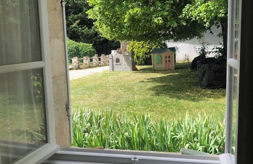 Saint-Seurin-de-Cadourne Cottage | 'La Maison De Léandre - Medoc' with Private Garden and Air Conditioning
