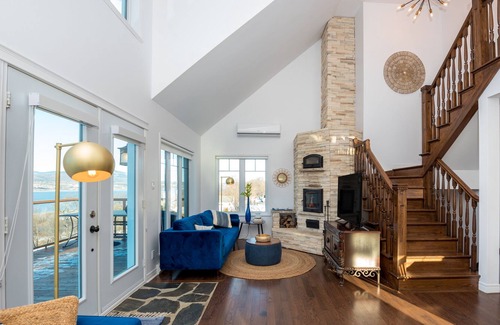 Sainte-Famille House | La Maison Laurentienne, Magical view of the river, Spa and Sauna