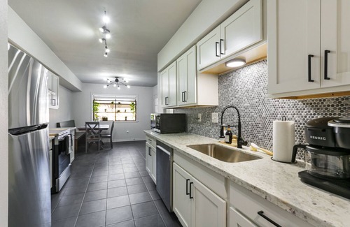 Highlands - Perkins House | La Maison Sharleaux - Gorgeous Modern Home with Yard and Games!