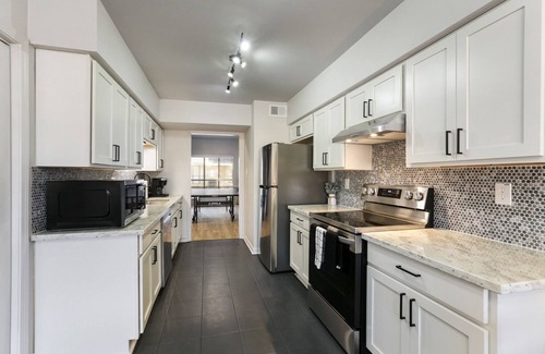 Highlands - Perkins House | La Maison Sharleaux - Gorgeous Modern Home with Yard and Games!