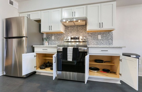 Highlands - Perkins House | La Maison Sharleaux - Gorgeous Modern Home with Yard and Games!