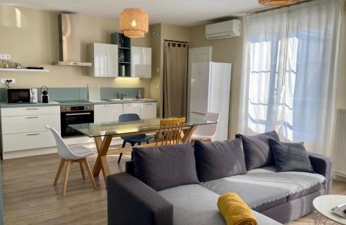 Montargis Apartment | La maison Virginie appartements climatisés de 1 à 5 pers cosy central parking gratuit linge fibre proximité port lac canal piscine
