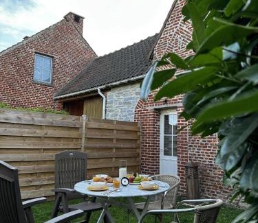 Tournai House | La Maisonnette - 2 chambres, parking, jardinet & calme