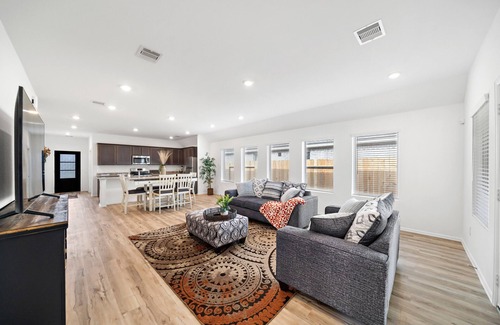 La Marque House | La Marque Spacious 4 Bedroom New home close to I-45 Hwy