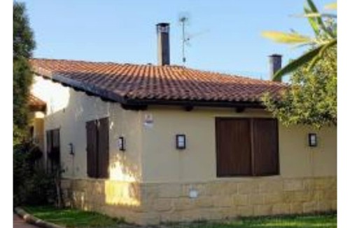 San Asensio Ski Chalet | La Matilla, first floor cottage with large garden, ideal for families and friends.