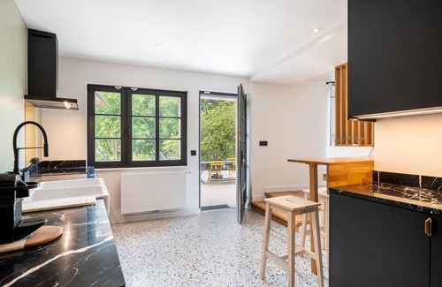 Saint-Didier-au-Mont-d'Or Villa | La Mignonne - Village house with swimming pool