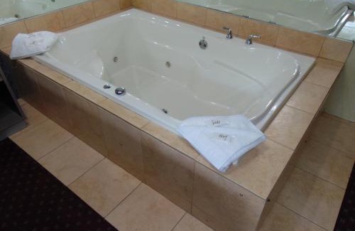 Monmouth Junction Hotel | La Mirage