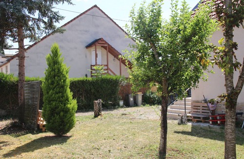 Montmuzard House | La Miranda Dijon: House with Private Parking, Garden & Terrace