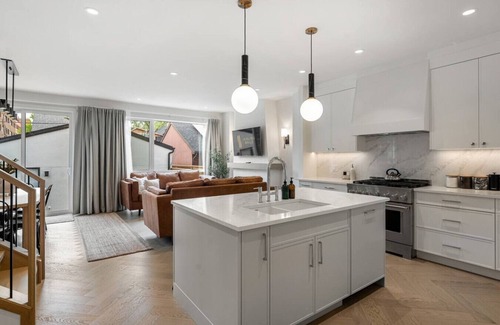 Kensington House | La More | Hot Tub | Kensington | Luxury | Office