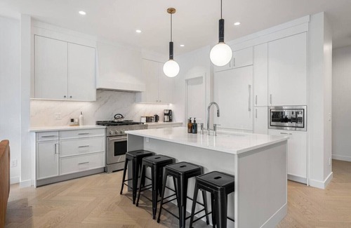 Kensington House | La More | Hot Tub | Kensington | Luxury | Office