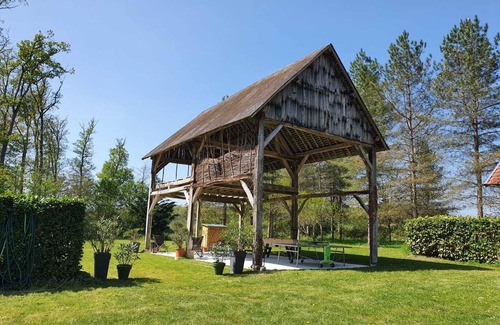 Les Montils House | La Moyendrie: exceptional gite, swimming pool, in the grounds of a 10-hectare château.