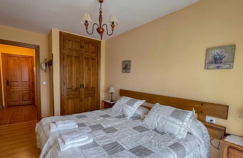 Hoyos del Espino Apartment | La Nava de Gredos, cozy flat with views