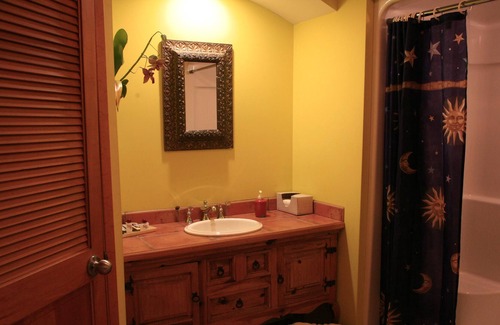 Utica House | La Noche-Cottage-Jacuzzi-Queenn ( no pet)
