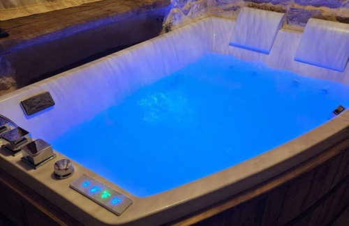 Norma Apartment | La Nuit d'Amélie. a cozy retreat with hot tub.