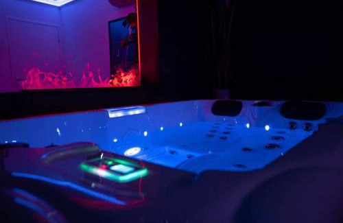 Roquebrune-sur-Argens House | LA NUIT DES SECRETS Love Room 4 étoiles avec Jacuzzi et Sauna