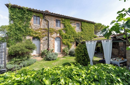 Simignano Villa | La Palazzina-Sovicille-Siena parking- heated jacuzzi tub