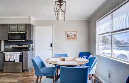 Lubbock House | La Palma Lodge:Near Texas Tech and Top Restaurants