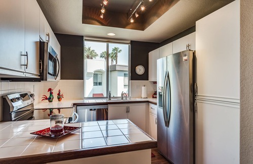 Palm Springs Condo | La Palme Stylish Condo. Walk from the Airport.